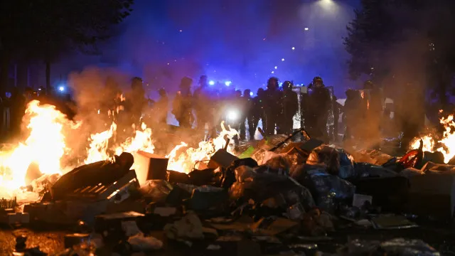 
                    Cerca de 2.400 detenções em França com 997 polícias e agentes feridos
                