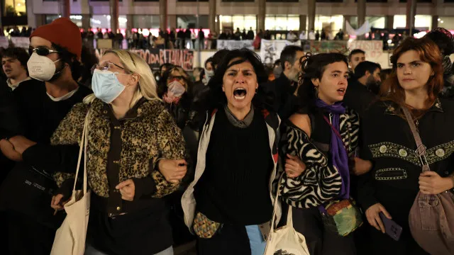 
                    Manifestantes no Porto querem contatos por e-mail e não individualmente
                