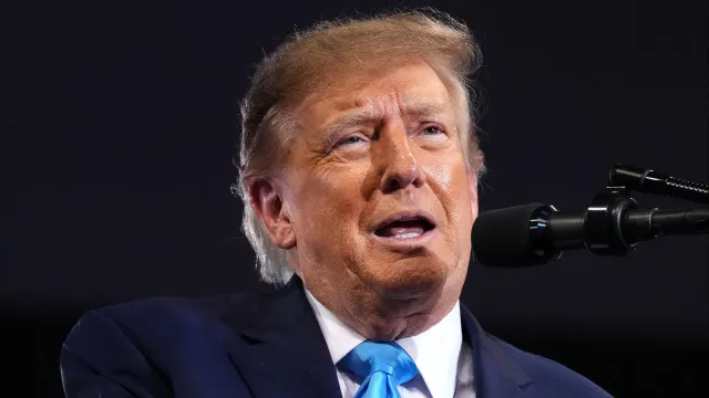 
                    Trump acusa Fox de ajudar democratas no mesmo dia em que é entrevistado
                