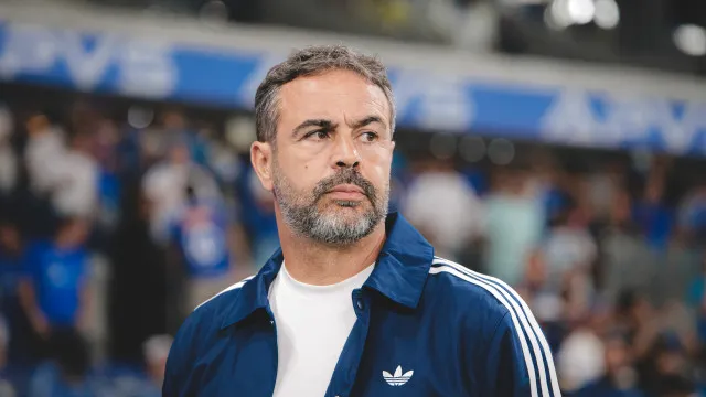 Cruzeiro de Artur Jorge recupera de duas desvantagens e sobe a quarto