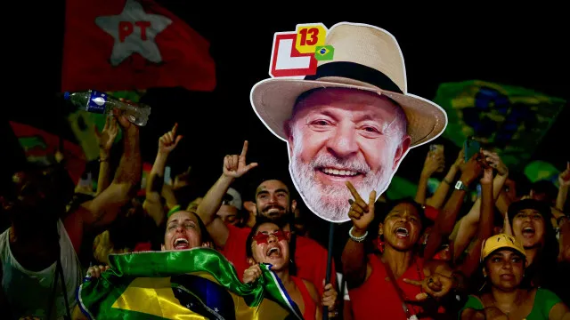 
                    Multidões manifestam-se em apoio a Lula da Silva no Brasil
                