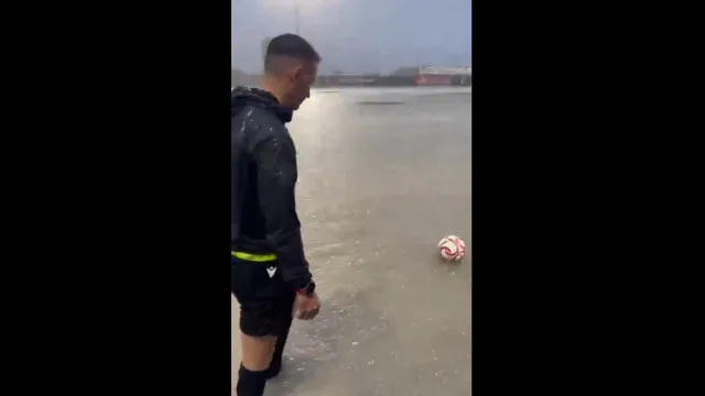 
                    Era mesmo preciso? Árbitro decide testar relvado e momento fica viral
                