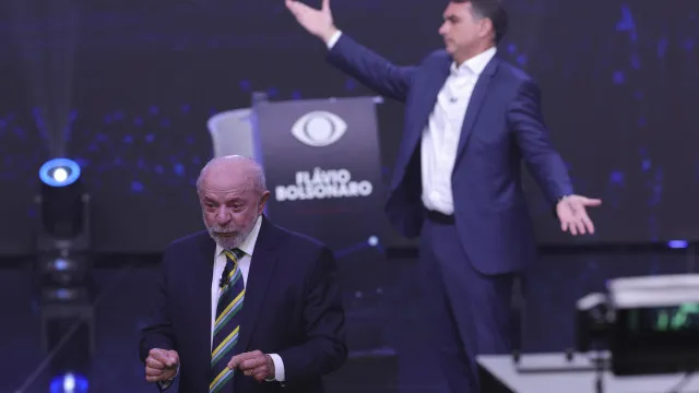 
                    Poucas propostas, ataques e acusações: O debate presidencial no Brasil
                