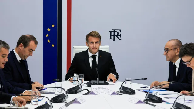 
                    Macron rejeita demissão do ministro do Interior após protestos violentos
                