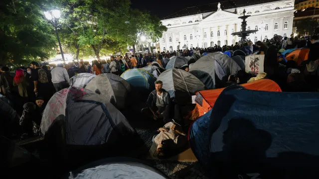 Protesto até dezembro e greve geral? Porto e Lisboa não desmontam tendas