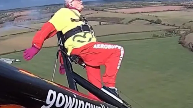 Helga Duffy de 99 anos bate recorde de acrobacia aérea no Guinness