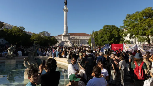 Manifestantes continuam acampados em Lisboa e Porto após noite tranquila