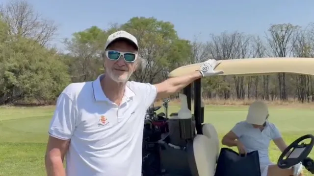 Manchester United em cacos e Jim Ratcliffe... a jogar golfe no Zimbabué