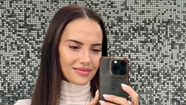 
                    Iva Domingues reage a texto de Kaia Gerber após morte do irmão
                