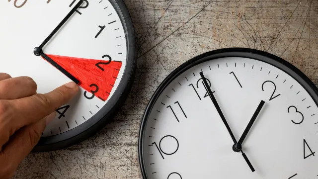 Tiquetaque: Hora está quase a mudar. Quando deve acertar os relógios?