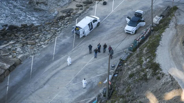 
                    Cerca de 100 jerricãs encontrados junto a porto de praia de Torres Vedras
                