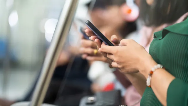 "Irrita". Reino Unido multará quem ouve música sem fones nos transportes