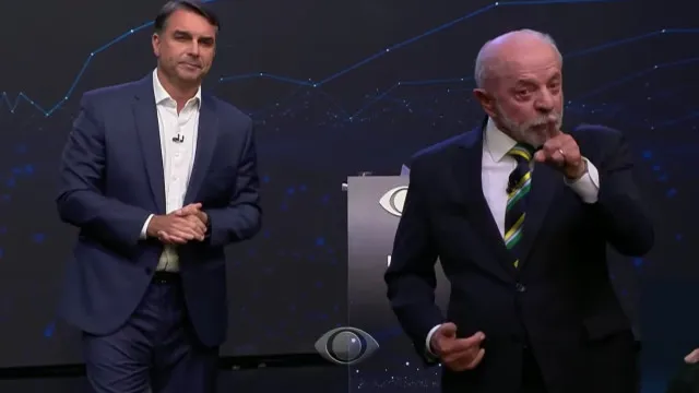Flávio fala em presos e Lula responde: "Até o teu pai pode votar em mim"