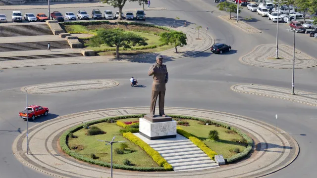 
                    Presidente moçambicano pede respostas sobre morte de Samora Machel
                
