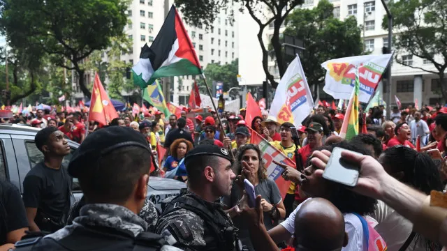 Estudantes brasileiros rejeitam "braços cruzados" diante de riscos