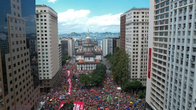 Estudantes apostam em brigadas na periferia para conquistar votos para Lula