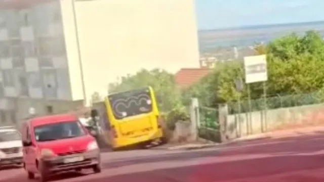 
                    Autocarro perde o controlo e embate em várias viaturas em Alverca
                