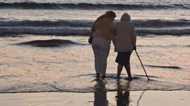 Idosa de 91 anos viu o mar pela primeira vez (e concretizou sonho)
