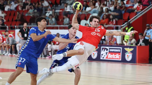 
                    Benfica vence em Gaia e aproxima-se dos rivais Sporting e FC Porto
                