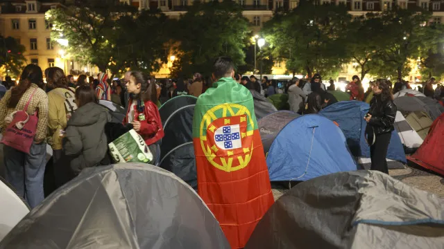 
                    Acampada de Lisboa contesta 