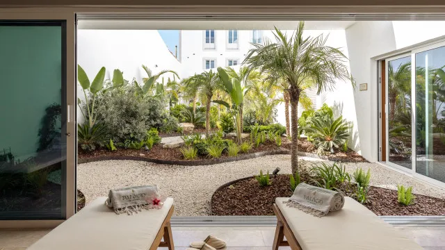
                    Dormimos no melhor hotel boutique de Portugal. É um palácio em Tavira
                