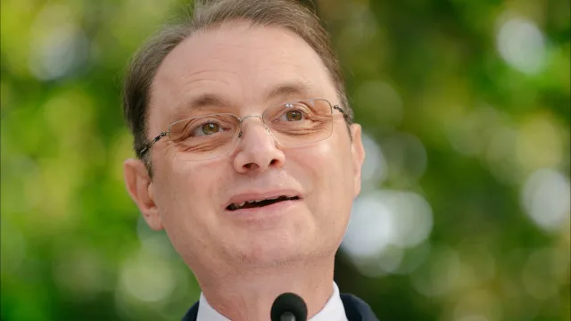 Niculescu espera ser investido amanhã como primeiro-ministro da Roménia