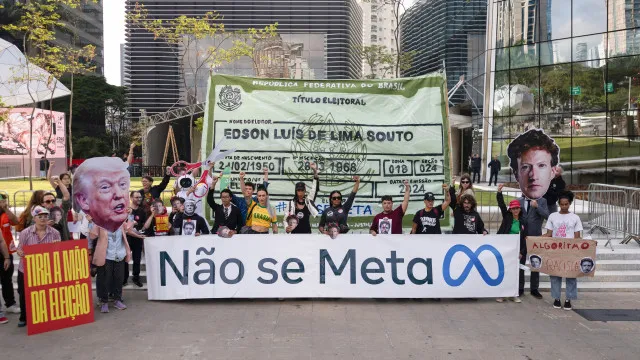 Manifestantes protestam contra favorecimento da Meta a Flávio Bolsonaro