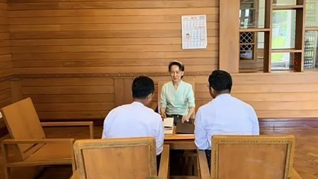 Myanmar divulga imagens de Aung San Suu Kyi a receber carta de Carlos III