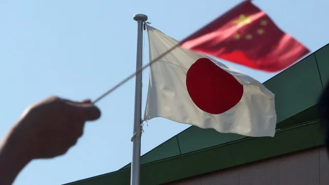 Exército chinês critica jovem: Exibiu bandeira militar japonesa na Rússia