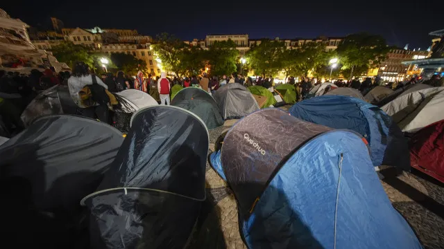 
                    PSP avança sobre manifestantes em Lisboa e Porto. Já há detidos no Rossio
                