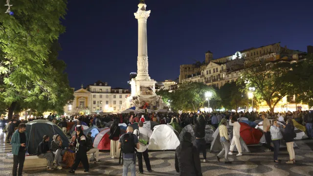 Manifestantes dizem que há 30 detidos e feridos no Rossio