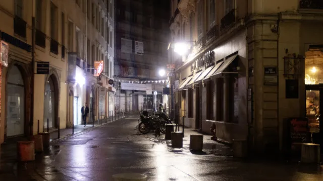França. Após noite "calma", recolher obrigatório pode chegar a mais zonas