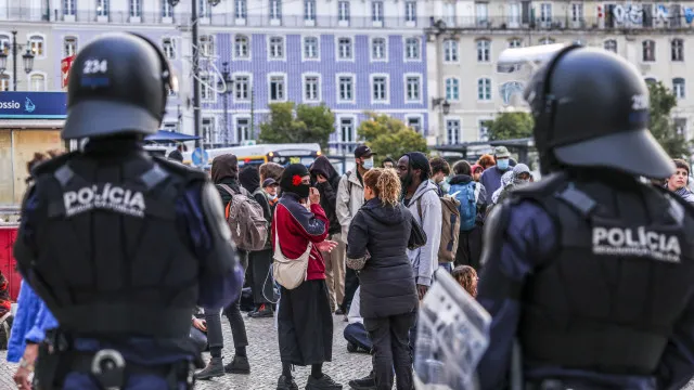 
                    Manifestantes em Lisboa desmobilizam e regressam às 19h00 ao Rossio
                