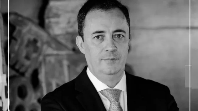 
                    Reitor de universidade morre atingido com acrílico em visita a museu
                