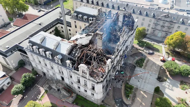 
                    Unidade antiterrorismo investiga incêndio numa câmara municipal em França
                