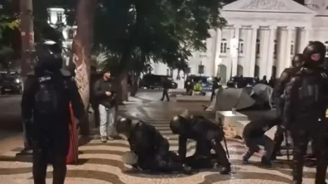 
                    PSP, manifestantes e detenções: As imagens do que se passou em Lisboa
                