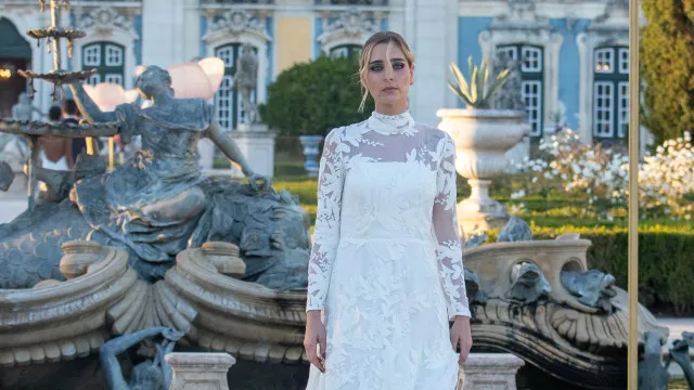 
                    Carolina Pinto soma elogios ao surgir vestida de noiva: 