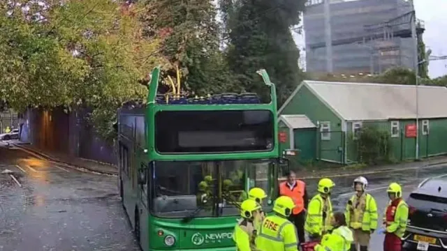 Autocarro escolar embate contra ponte ferroviária. Três crianças feridas