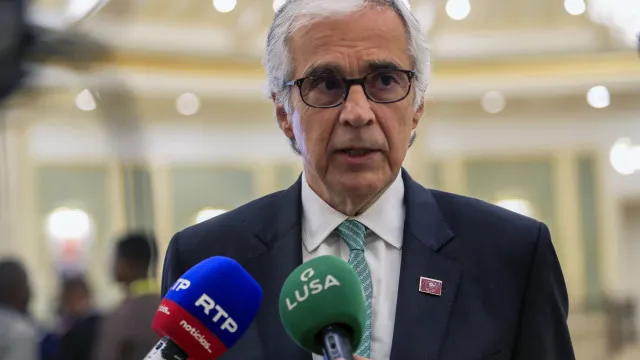 Aguiar-Branco indefere pedido do Livre para debate sobre habitação