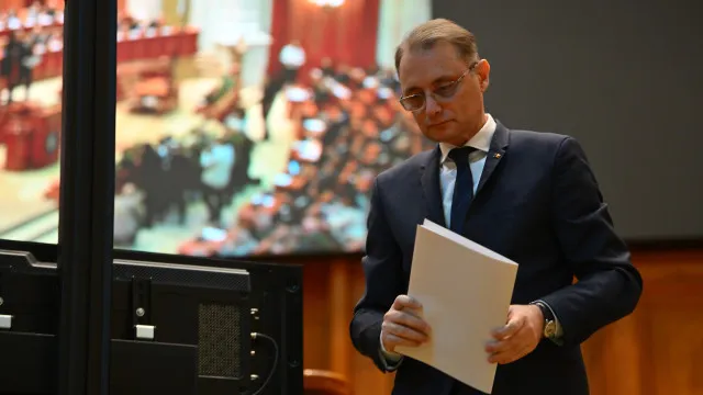 
                    Europeísta Niculescu assume chefia de novo Governo da Roménia
                