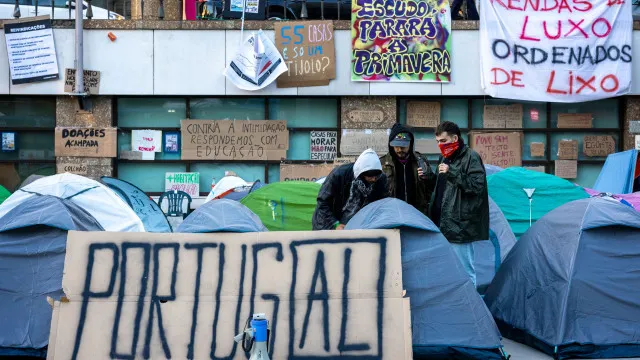 
                    Habitação: Mais de 200 pessoas regressam à Praça D. João I no Porto
                