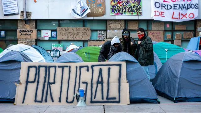 
                    Acampada do Porto junta-se a protesto por casal ameaçado de despejo
                