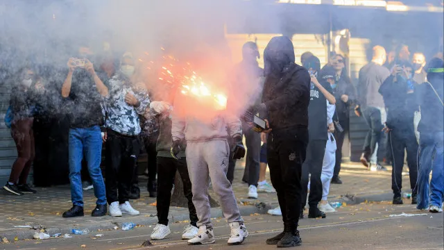 Estudantes albaneses protestam com cocktails molotov contra o governo