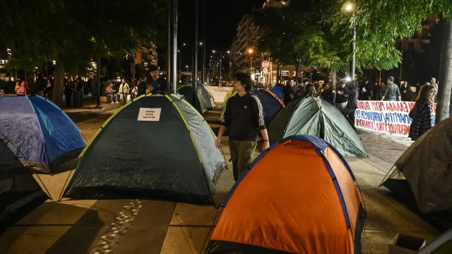 
                    Estudantes gregos acampam no parlamento para exigir rendas mais baixas
                