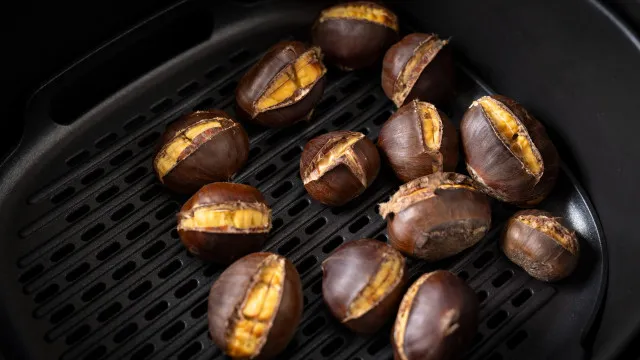 
                    Receita de castanhas na air fryer (e truques para as descascar rápido)
                