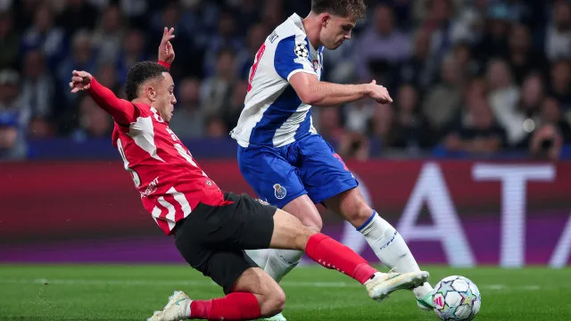 
                    EM DIRETO: Noite europeia em marcha. Já se joga o FC Porto-PSV (e não só)
                