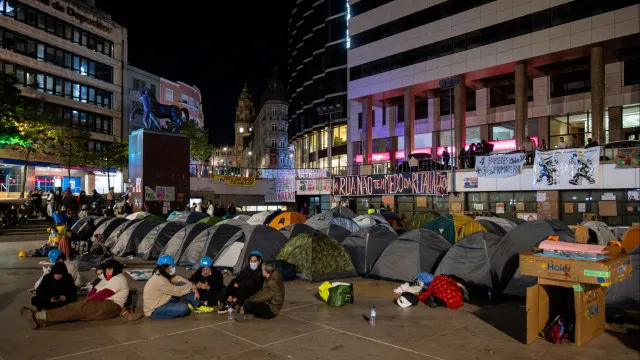 
                    Manifestantes regressam à Praça D. João I, organização fala em 