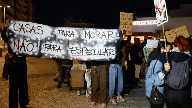 Cerca de 60 pessoas manifestam-se em Faro contra custo das casas