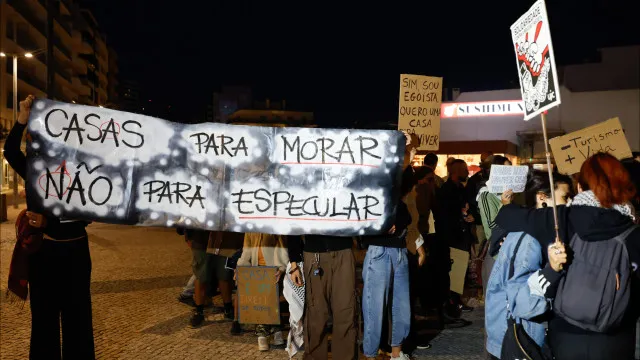 Cerca de 60 pessoas manifestam-se em Faro contra custo das casas