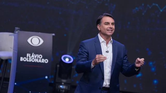 Flávio Bolsonaro já estará a caminho dos EUA, dizem aliados à imprensa